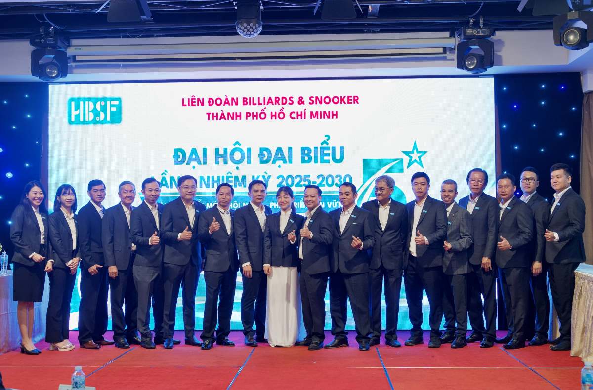 Tran Quyet Chien (quinto de la derecha) como miembro del Comite Ejecutivo de la Federacion de Billar y Snooker de la ciudad de Hubei para el periodo 2025-2030. Imagen de la pagina web de la organizacion