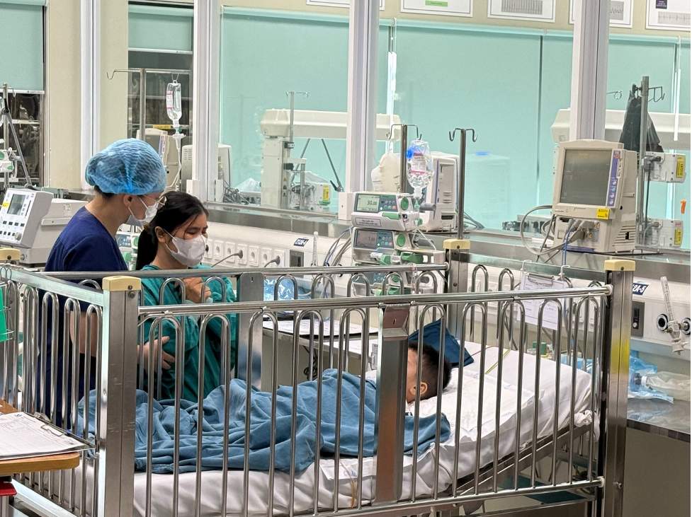 Mi madre entro en la cama del hospital para visitarme. Imagen de Nguyen Thach