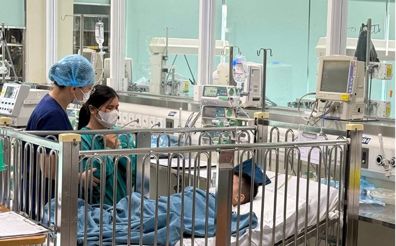 The mother of the child went to the hospital to visit her child. Photo: Nguyen Thach