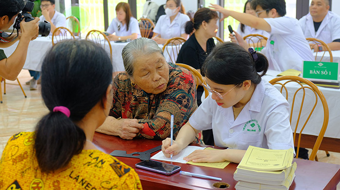 Los medicos del Hospital Ocular Hai Phong realizan consultas y dispensan medicamentos gratuitos a las personas con dificultades en las comunas de Viet Hai y Hien Hao del distrito de Cat Hai. Foto: Departamento de Salud de la Marina