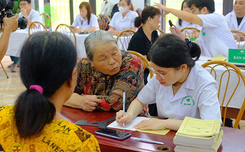 Doctors from Hai Phong Eye Hospital examined and distributed free medicine to people in difficult circumstances in Viet Hai and Hien Hao communes, Cat Hai district. Photo: Hai Phong Department of Health