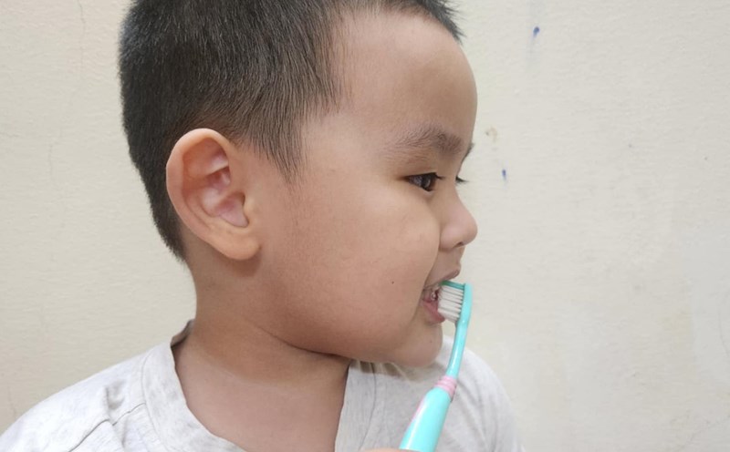 Parents teach children to practice personal hygiene early. Photo: Trang Pham