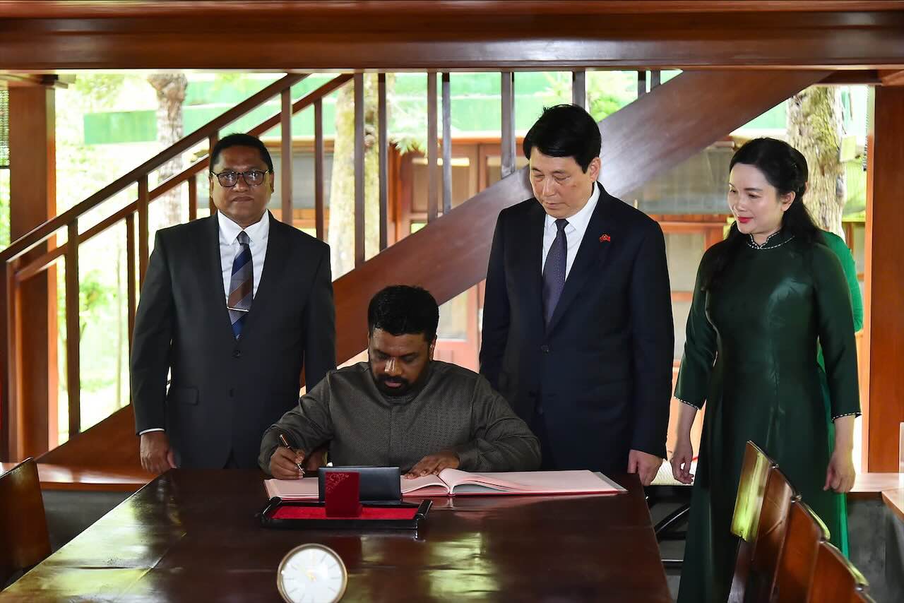 El ministro de Politica, el presidente de la republica, Luan Cang, y el presidente Anura Kumara Dissanayaka visitaron el Monumento al presidente Ho Chi Minh en el campus de la Presidencia. Imagen de la pagina web de la Universidad de Hong Kong