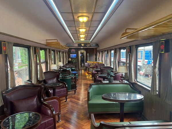 Dentro del tren de ferrocarril Hanoi-Haibo que esta a punto de entrar en servicio. Imagen de la pelicula