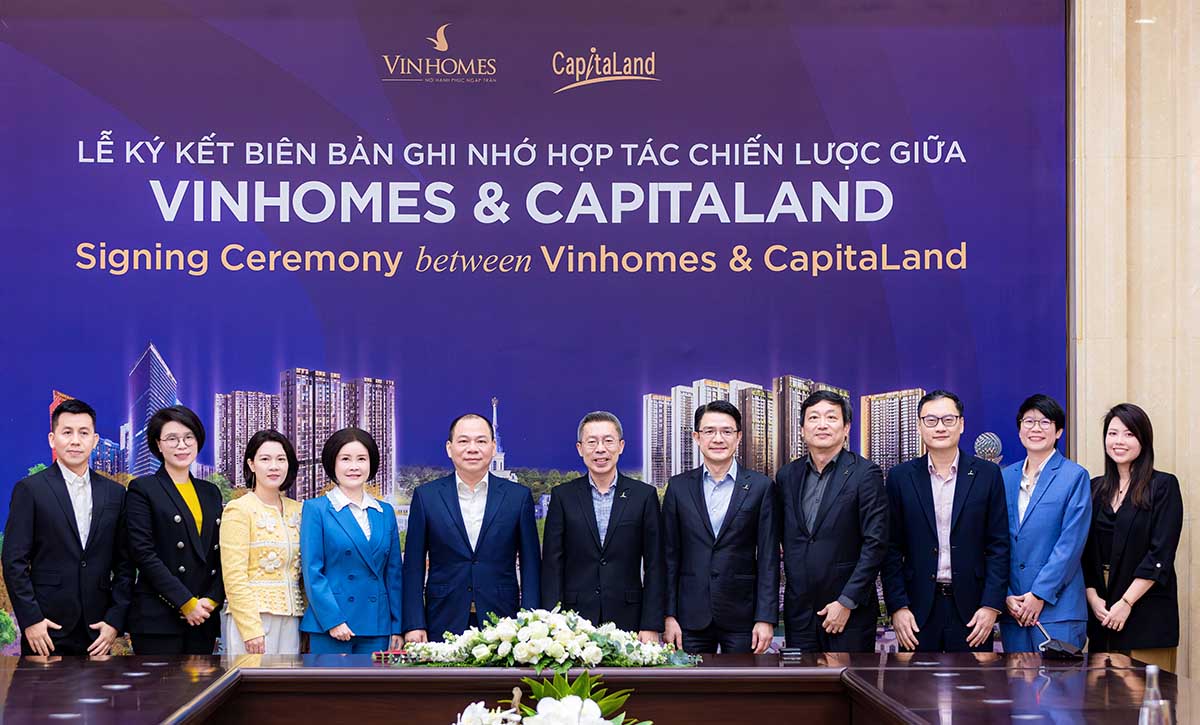 Lễ ký kết Biên bản ghi nhớ có sự hiện diện của ông Jonathan Yap - Tổng Giám đốc CapitaLand Development (giữa), ông Phạm Nhật Vượng - Chủ tịch Tập đoàn Vingroup (thứ năm từ trái sang), cùng các lãnh đạo hai bên. Ảnh: Đức Minh