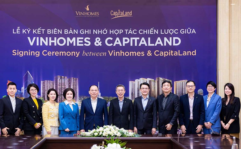 The signing ceremony of the Memorandum of Understanding was attended by Mr. Jonathan Yap - General Director of CapitaLand Development (middle), Mr. Pham Nhat Vuong - Chairman of Vingroup Corporation (fifth from left), and leaders of both sides. Photo: Duc Minh