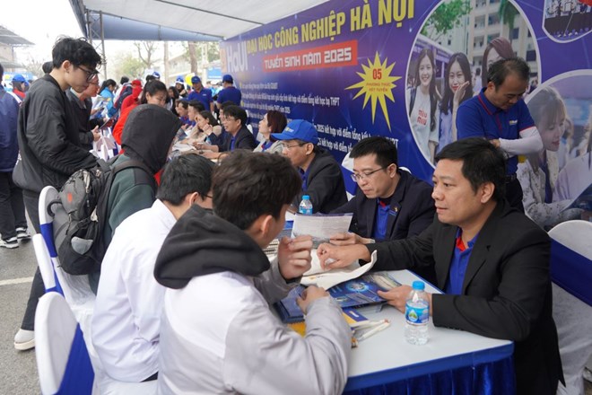 Los estudiantes y padres de Hai Phong asistieron a la Jornada de asesoramiento de admision profesional en 2025 en la Universidad Naval de Vietnam. Imagen de la mañana