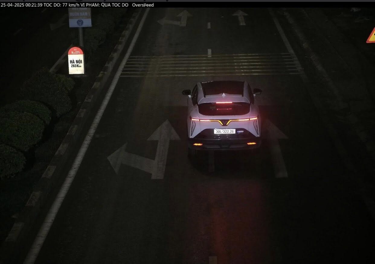 Muchos coches de Hanoi se quedaron sin luz en Cao Bang. Imagen: Policia de alto rango