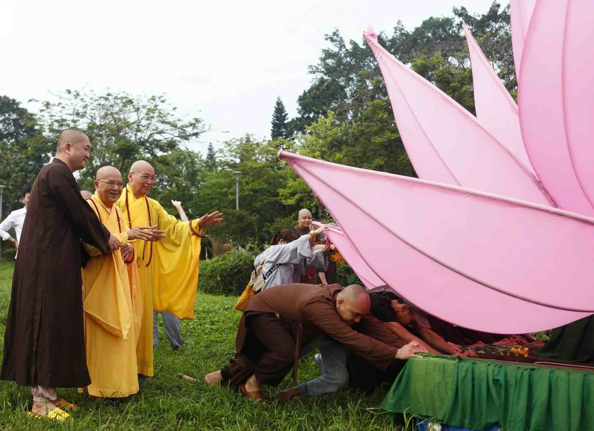 168 canh sen duoc ni sinh Hoc vien Phat giao Viet Nam tai Hue thuc hien dan vai len cac bo khung suon, sau do di chuyen ve tap ket tai khu vuc gan Dai tuong niem chien si tran vong (phia truoc truong Quoc hoc Hue) sau do keo tha xuong song Huong.