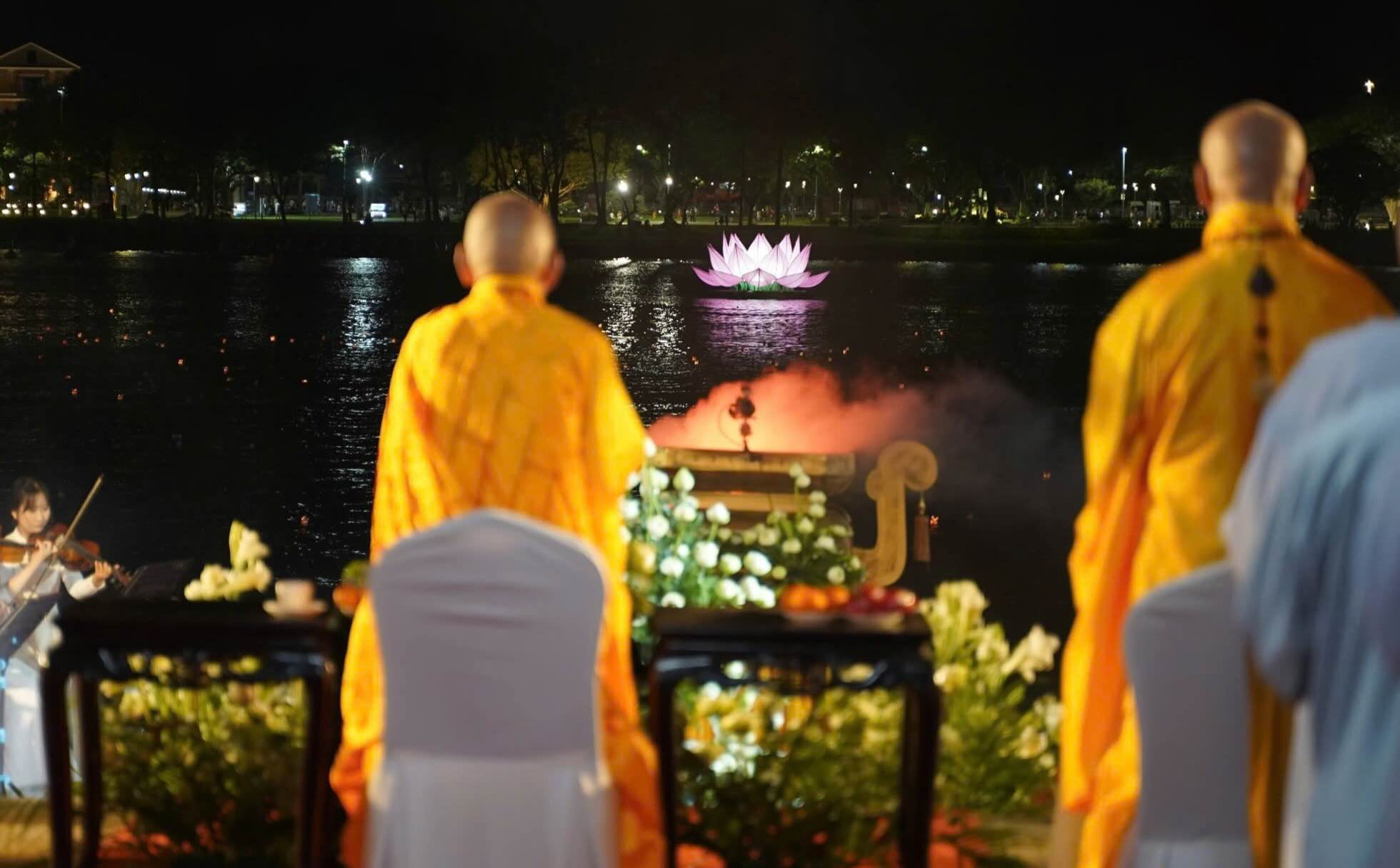 Thoi khac 7 doa sen duoc thap sang tren song Huong chinh la dau hieu cho biet Dai le Phat dan chinh thuc bat dau (hinh anh Ban To chuc Dai le Phat dan tai Hue cu hanh le thap sang 7 hoa sen tren song Huong).