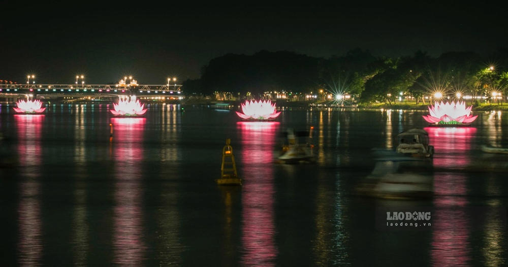 7 hoa sen tren song Huong lan dau tien xuat hien vao Dai le Phat dan - Vesak Lien Hop Quoc 2008, la y tuong, thuc hien, dong gop cung duong cua cac Tang Ni tre tai co do.
