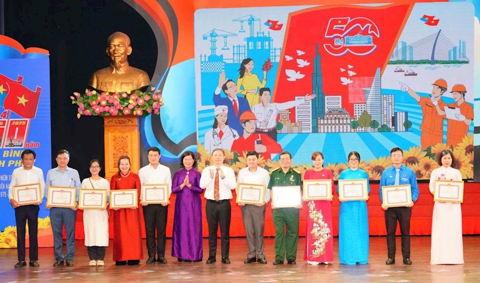 Individuals were rewarded in the meeting program to celebrate the 50th anniversary of the Liberation of the South and National Reunification. Photo: Provided by the program's organizers