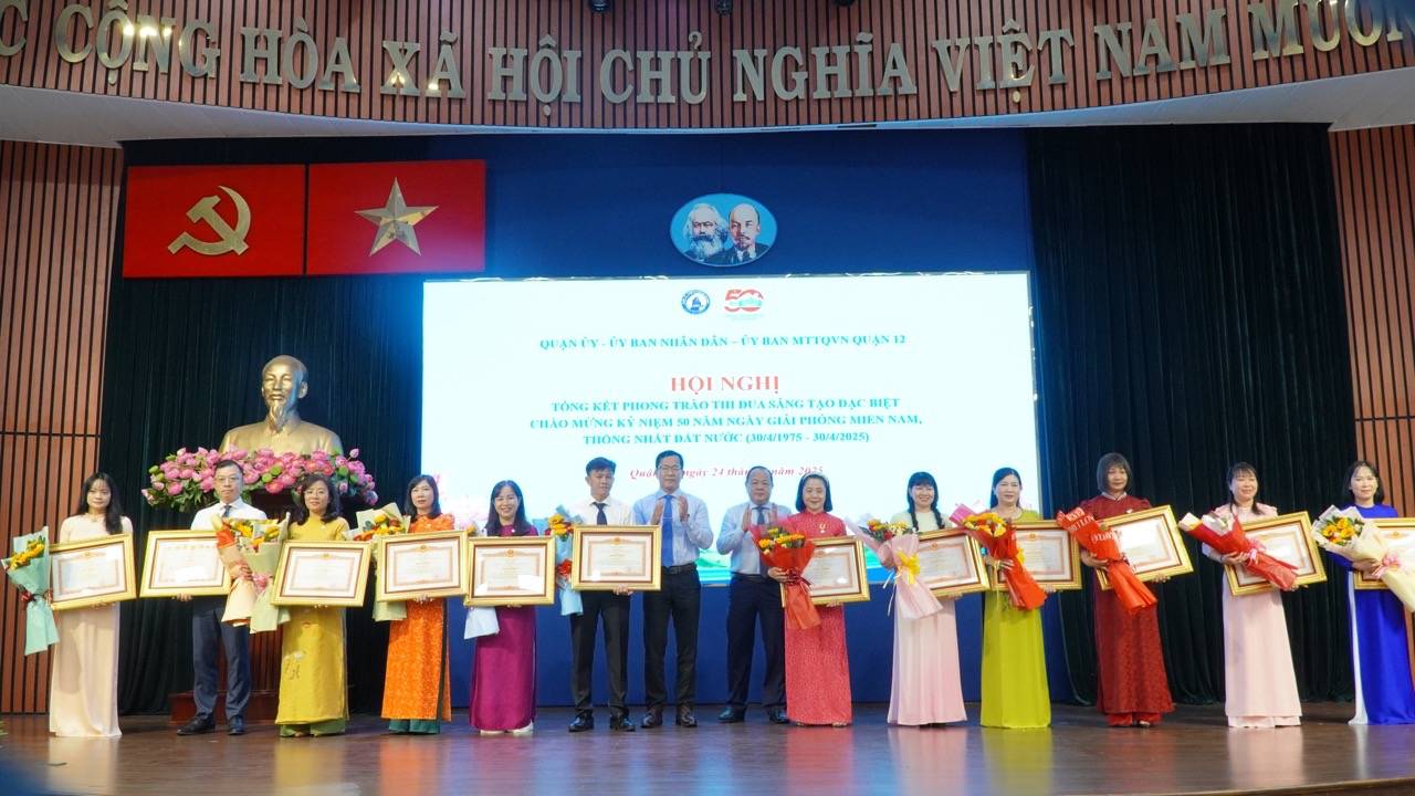 Rewarding individuals at the event to reward 50 outstanding works of the creative emulation movement especially on the occasion of April 30. Photo: Dong Hoang.