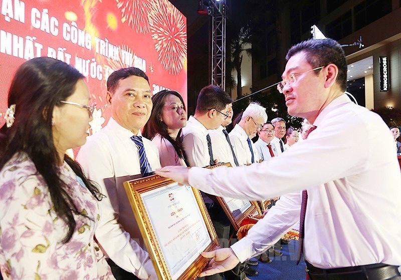 Individuals were rewarded in the 50 outstanding emulation projects program to celebrate the April 30th anniversary. Photo: Dong Hoang