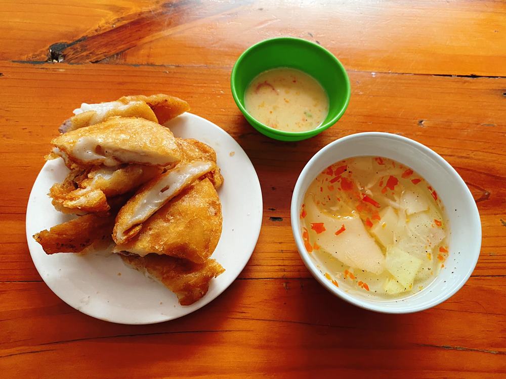 Banh duoc chien ngap trong chao dau nong cho den chin.