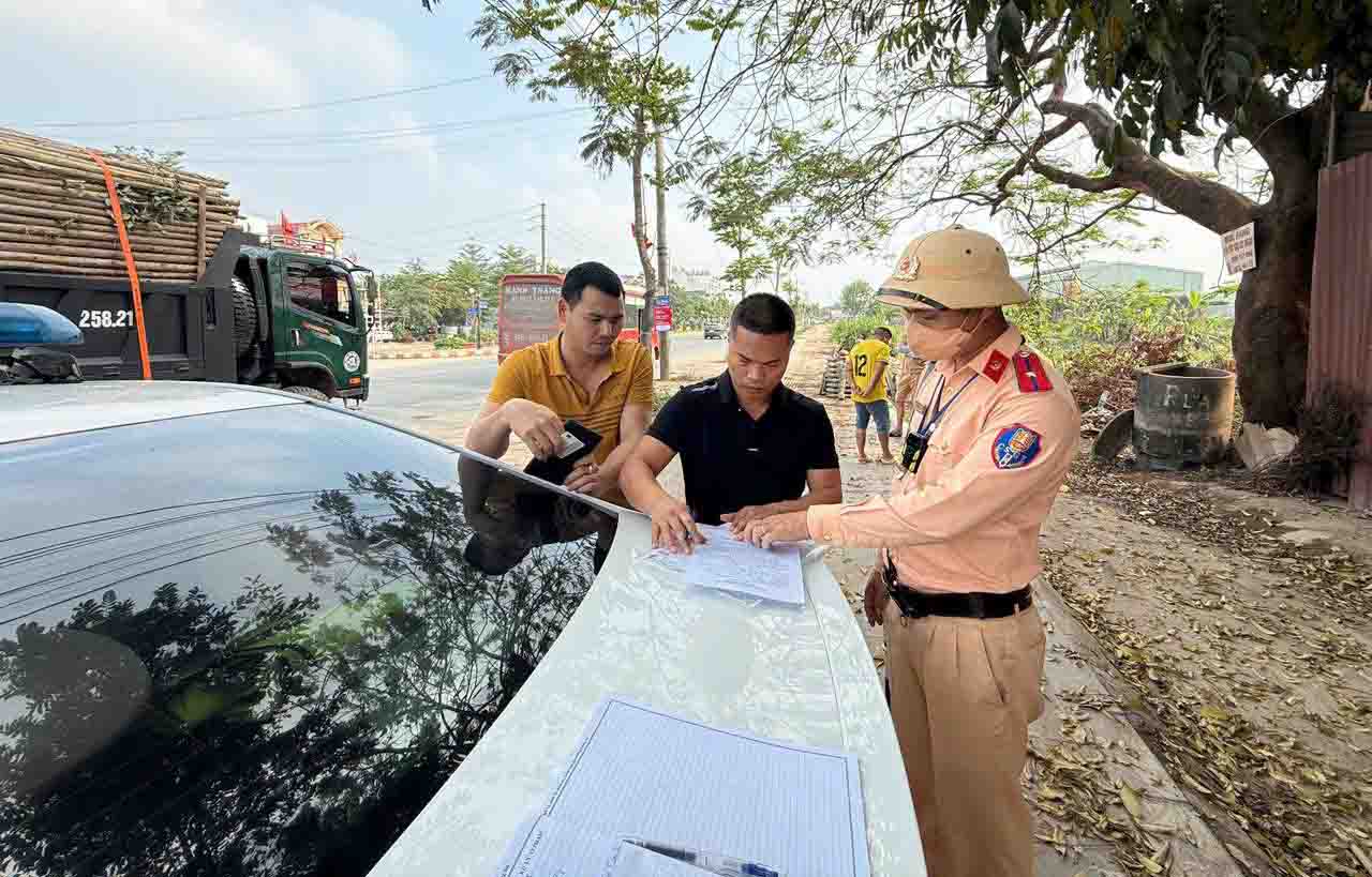 Bac Giang Traffic Police force inspected and fined vehicles for violating the law during the recent holidays. Photo: Bac Giang Police
