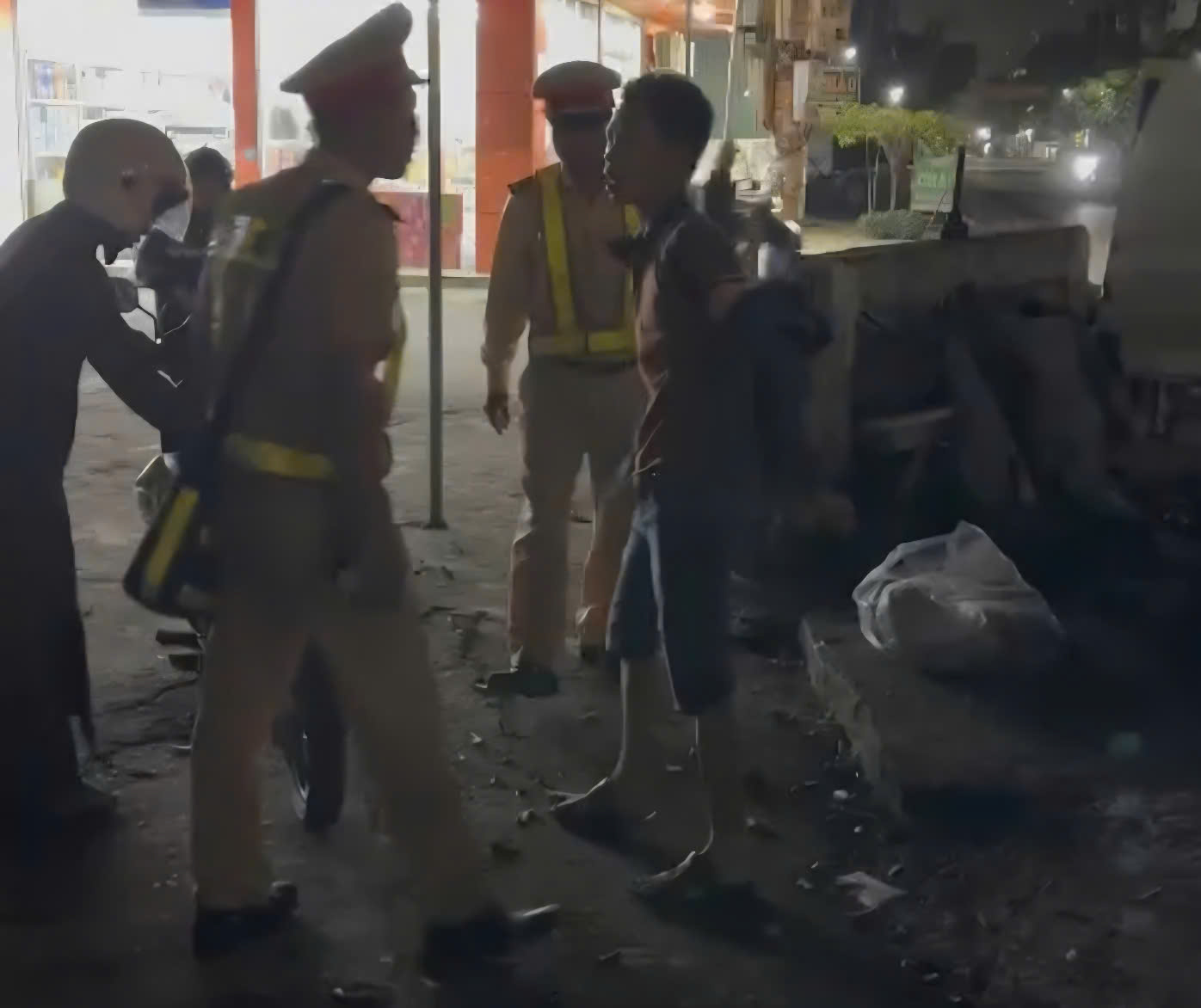 Đối tượng Bùi Đức Hiếu có hành vi chửi bới, lăng mạ, sau đó dùng tay tát vào mặt 1 cán bộ CSGT Thái Bình. Ảnh: Bạn đọc cung cấp 