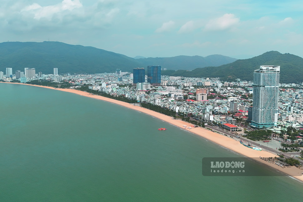 Quy Nhon Beach (Binh Dinh), a place that attracts a large number of tourists to visit and relax during holidays and Tet. Photo: Phuong Thao