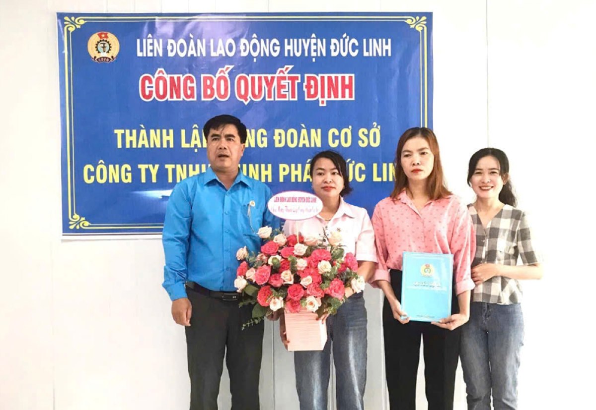 Chu tich Lien doan Lao dong huyen Duc Linh trao quyet dinh thanh lap cong doan co so. Anh: Thien Linh