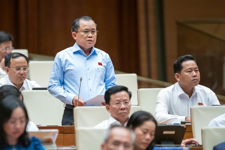 Delegate Nguyen Tam Hung (Ba Ria - Vung Tau Delegation) said that this 2013 amendment to the Constitution reshapes the model of local government organization. Photo: Quochoi.vn