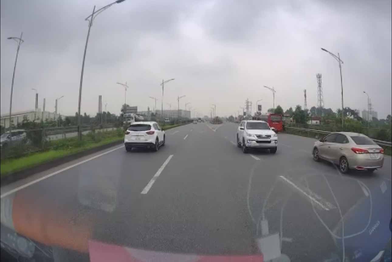 Image of a vehicle traveling in the wrong direction on the Hanoi - Bac Giang expressway taken from a journey monitoring camera. Photo: Bac Giang Provincial Police