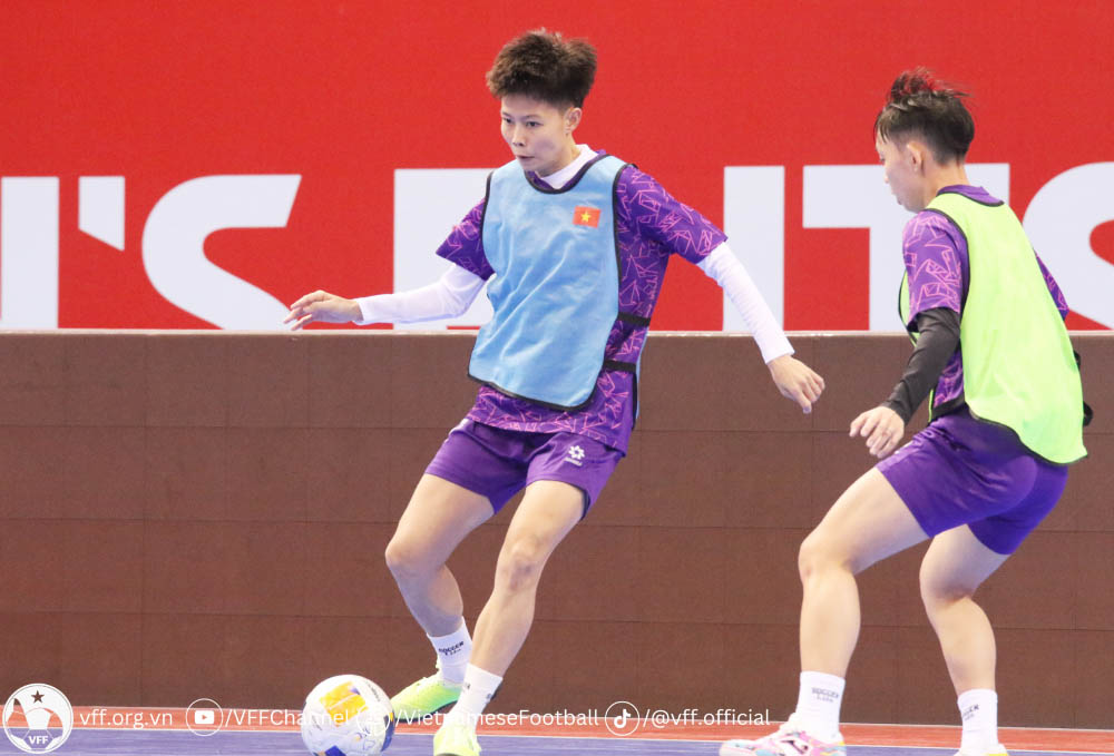 The Vietnam women's futsal team had a practice session to get acquainted with the official competition field in the final round of the 2025 Asian Women's Futsal Championship. Photo: VFF