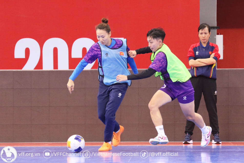 Doi truong Thanh Hang (trai) quyet tam cung doi tuyen futsal nu Viet Nam gianh ve du World Cup. Anh: VFF