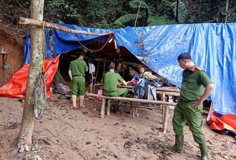 Luc luong Cong an xa Vinh O phat hien mot lan trai cua vang tac. Anh: PV