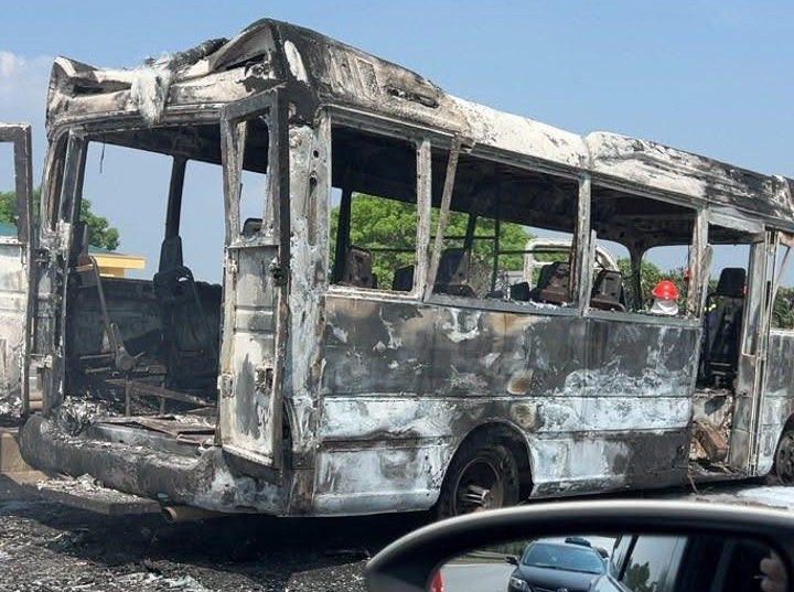 La escena del incendio de un vehiculo en la autopista entre Hanyu y Lao Cai. Foto: La gente lo ofrece