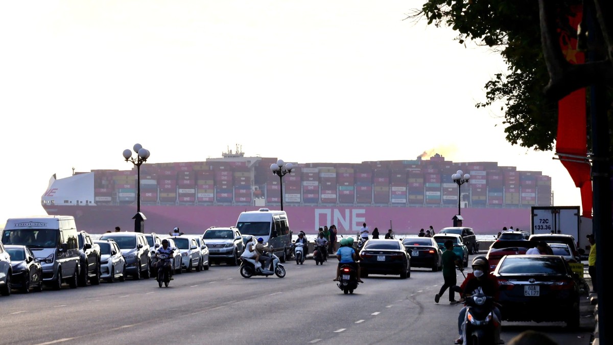 Tau bien roi di sau khi lam hang, ngang qua TP Vung Tau. Anh: Toan Pham