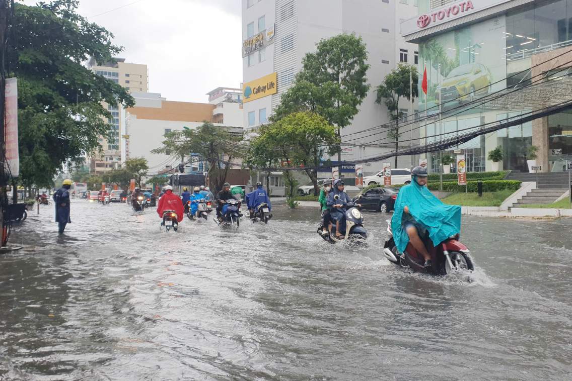 Duong Cach mang Thang 8 menh mong nuoc sau con mua. Anh: Ta Quang