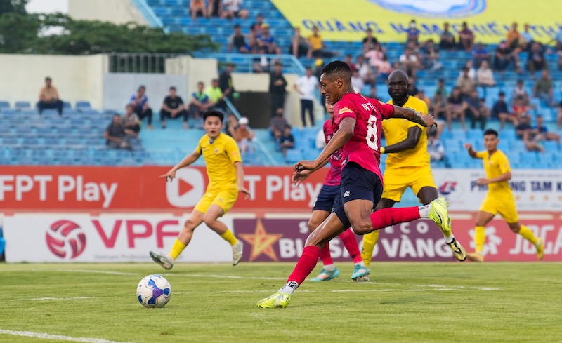 Doi khach van dang choi chu dong. Anh: CAHN