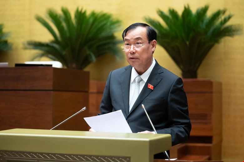 Chu nhiem Uy ban QPANDN Le Tan Toi trinh bay bao cao tham tra. Anh: Quochoi.vn