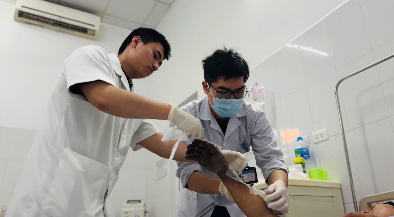 Los medicos de emergencia estan dando a los pacientes con electrocuencias. Imagen de la ciudad de Qingdao