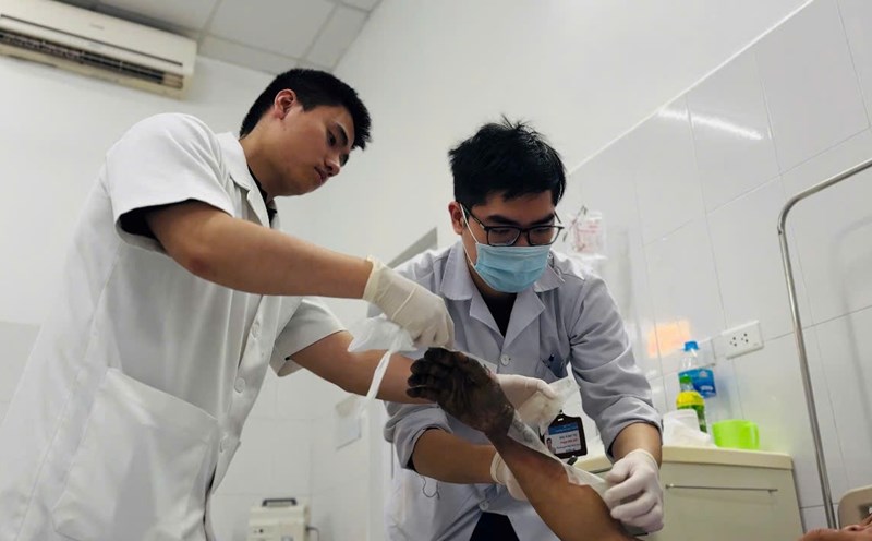 Doctors performed emergency care for the patient who suffered an electric shock. Photo: Thanh Dang