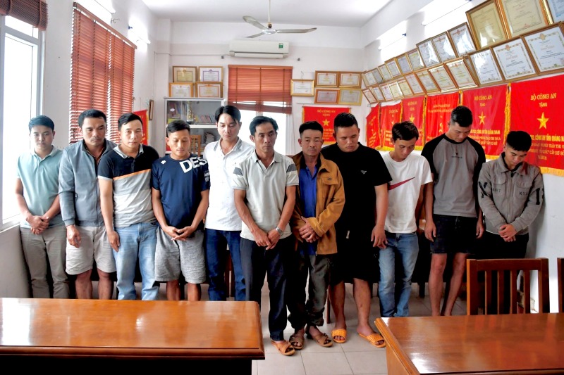 Cac doi tuong thuc hien vu bat coc tai co quan Cong an Quang Nam. Anh: CACC
