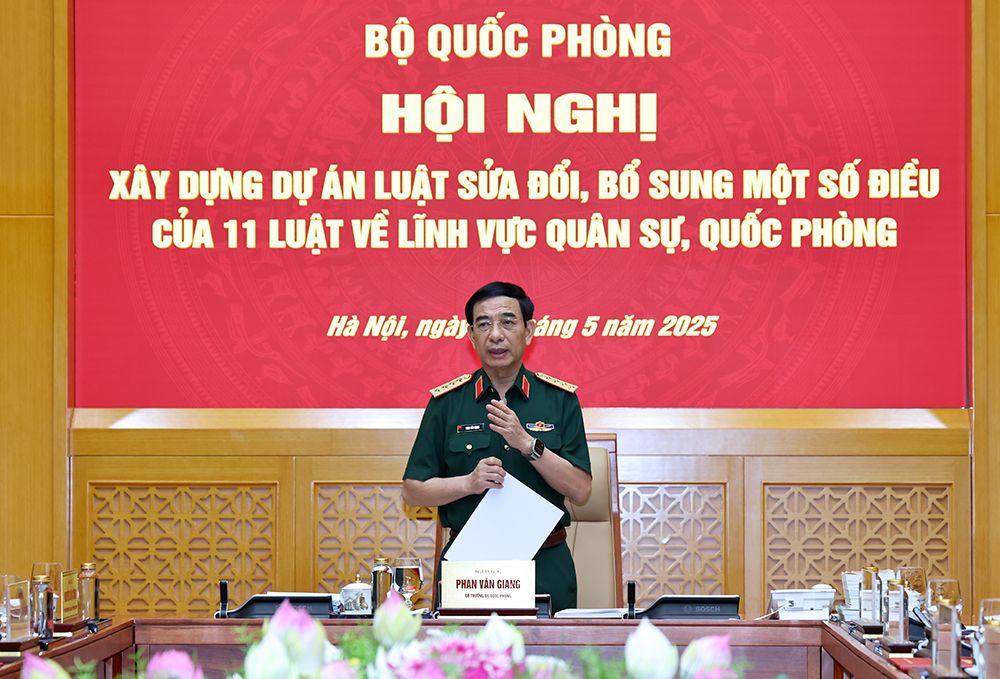 General Phan Van Giang - Politburo member, Deputy Secretary of the Central Military Commission, Minister of National Defense - chaired the Conference on drafting laws on the military and defense sectors. Photo: Ministry of National Defense