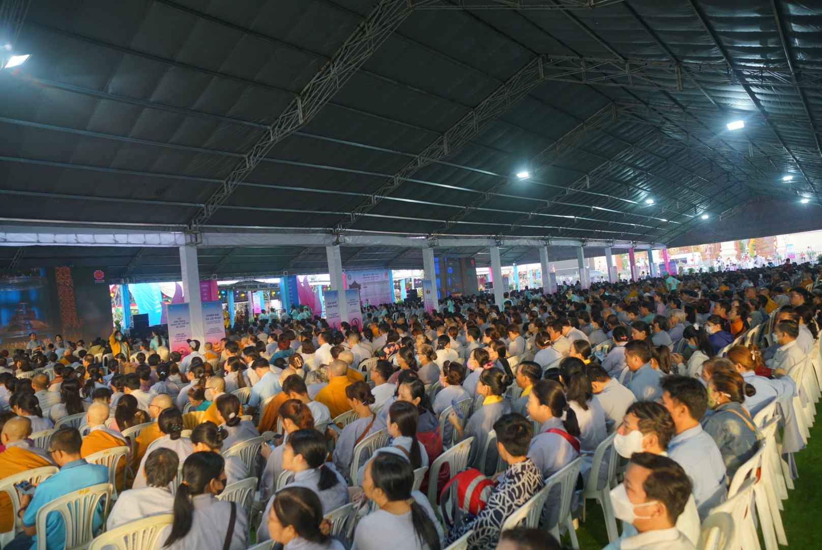 La gente se sienta a la espera de contemplar la veneracion del Buda en el templo de Purificacion en la festividad de Vesak 2025. Foto: La Joya del Este