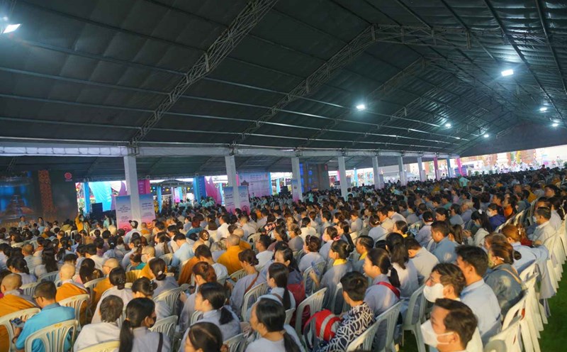 People sit waiting to worship the Buddha at Thanh Tam pagoda on the occasion of Vesak 2025. Photo: Ngoc Dong