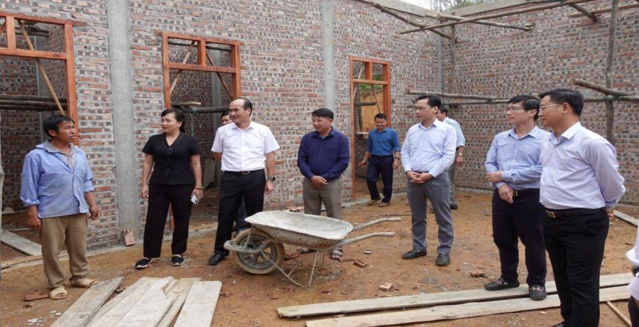 The working group of Lao Cai province visited and encouraged a family that is temporarily demolishing a house in Lung Cai commune, Bac Ha district. Photo: Laocai.gov.vn