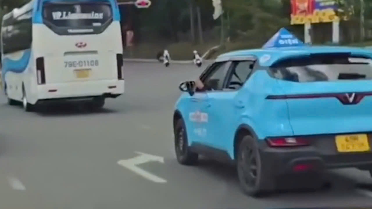 El conductor del taxi se ha puesto a poner la pierna en la puerta. Imagen de la lampara roja