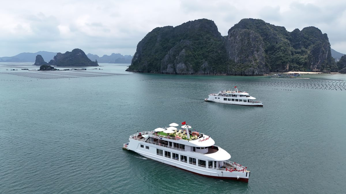 Los dos primeros cruceros de lujo en la bahia de Bai Tu Long. Imagen de Crystal Holidays. Se encuentra en la pagina web de la compañia.
