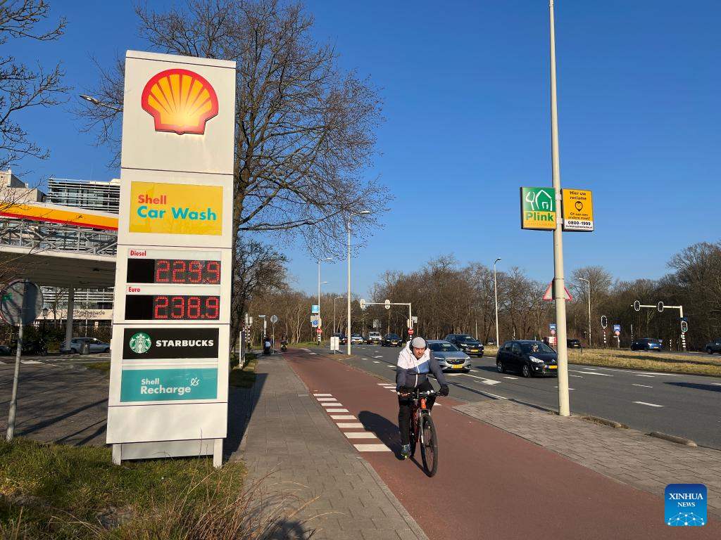 Indicador de precios de la gasolina en una estacion de servicio de Shell en La Haya, Paises Bajos, el 9 de marzo de 2022. Imagen de la agencia Xinhua