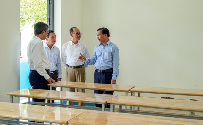 Ông Trần Văn Lâu - Chủ tịch UBND tỉnh Sóc Trăng tham quan cơ sở vật chất phân hiệu Trường Đại học Cần Thơ tại Sóc Trăng. Ảnh: Phương Anh
