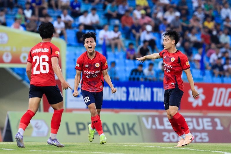 Hanoi Police beat Quang Nam in round 21 of V.League 2024-2025. Photo: CAHN