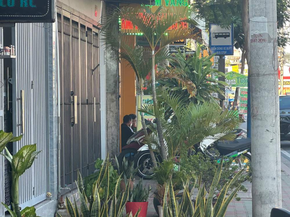 Ho Chi Minh City Police blocked off the scene and searched for 2 young men who robbed a gold shop in Hoc Mon district, Ho Chi Minh City. Photo: Dong Hoang