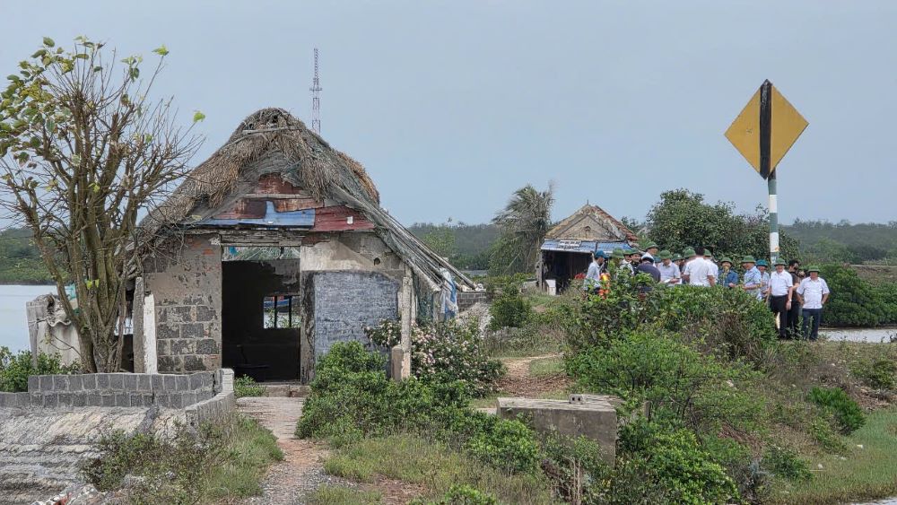 Cơ quan chức năng tỉnh Thái Bình, huyện Tiền Hải khảo sát thực địa tại khu đất vi phạm vào ngày 28.4. Ảnh: Nam Hồng 