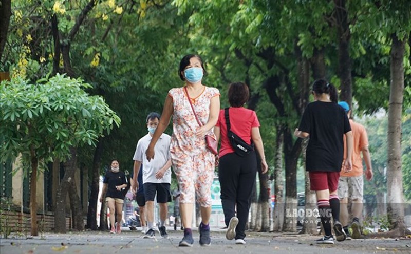 Walking yoga combined with mindfulness helps improve mental health, reduce stress, bring peace in the soul and body. Photo: Cat Tien