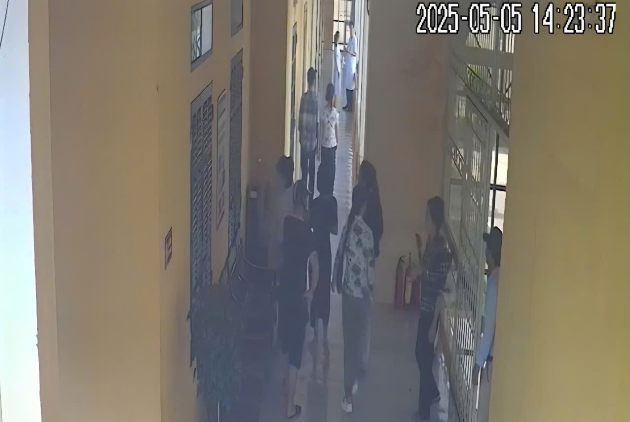 La productora M llego al Hospital General del Distrito de Dong Hung, en la provincia de Taiping, a las 5:05 p.m. para hacer comentarios y quejas; al mismo tiempo, transmitio en vivo y grabo un clip para publicar el incidente en las redes sociales. Foto: Hospitales que lo proveen