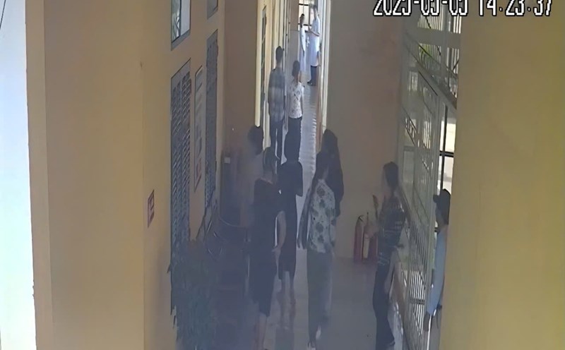 The family of the mother M went to Dong Hung District General Hospital, Thai Binh Province on the afternoon of May 5 to express their opinions and complaints; at the same time, they broadcast live, filmed a clip and posted the incident on social media. Photo: Provided by the hospital